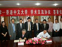 中大校長劉遵義教授（前排左）與北京大學校長周其鳳教授（前排右）續簽兩校合作協議。